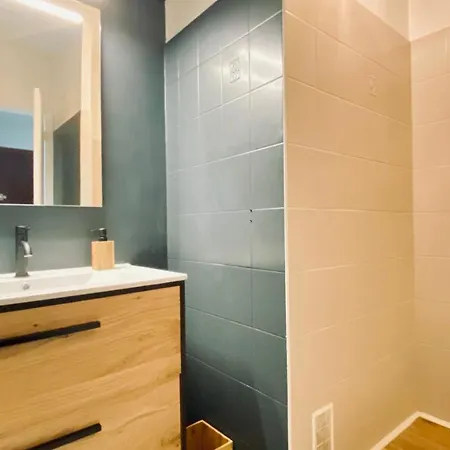 Le Chataignier Modern Center Parking Garden *